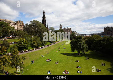 Princess Street Gardens und Edinburgh mit dem Scott Monument, das Balmoral Hotel und dem Norden Brücke über dem Bahnhof Waverley Stockfoto