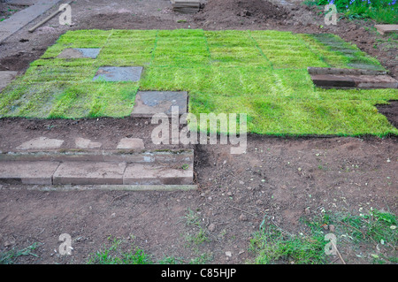 Frische neue Rasen Garten Landschaftsbau verlegt werden. Stockfoto