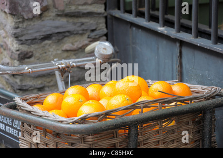 Orangen in Korb mit alten traditionellen Gemüsehändler Lieferung Fahrrad. Stockfoto