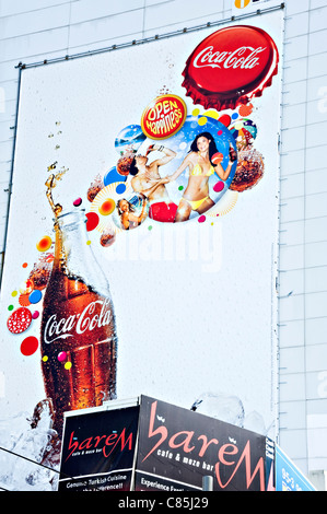 Coca Cola Werbung auf einer Plakatwand in Dixon Street Wellington Nordinsel Neuseeland Stockfoto