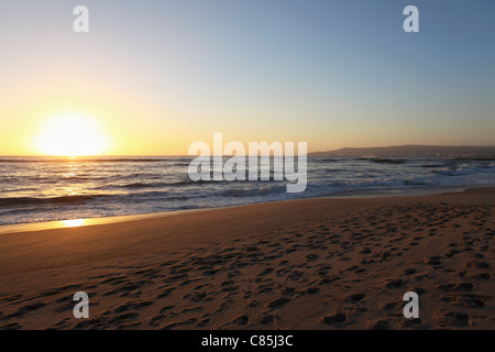 Spuren im Sand am Strand von Figueira da Foz in Estremadura, Portugal. Stockfoto