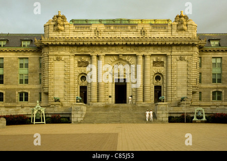 Zu Fuß über Tecumseh Gericht und Bancroft Hall Midshipmen, States United Naval Academy in Annapolis, Maryland, USA Stockfoto