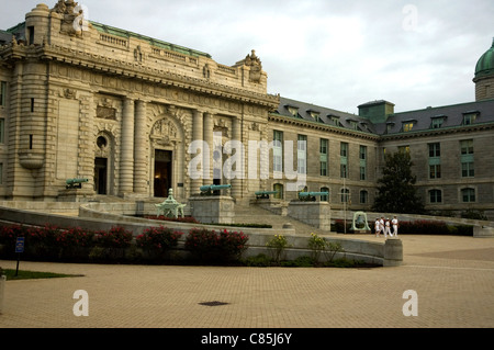 Zu Fuß über Tecumseh Gericht und Bancroft Hall Midshipmen, States United Naval Academy in Annapolis, Maryland, USA Stockfoto