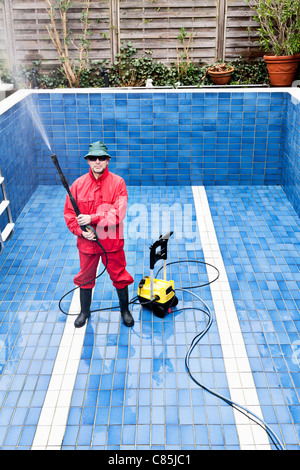 Mann, Reinigung Schwimmbad, Deutschland Stockfoto