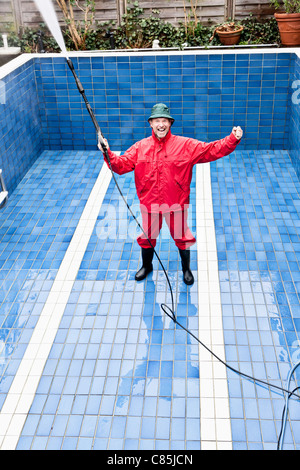 Mann, Reinigung Schwimmbad, Deutschland Stockfoto