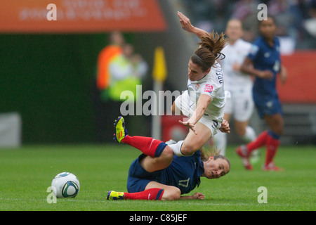 Gaetane Thiney von Frankreich (L) befasst sich mit Heather O'Reilly von der United States (R) während einer 2011 Frauen WM Halbfinale. Stockfoto