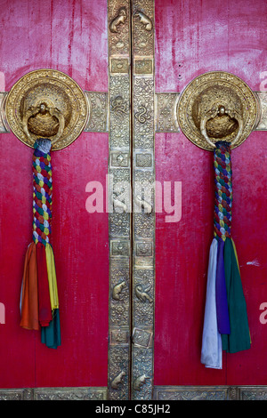 Türgriffe an Toren von Ki-Kloster. Spiti Valley, Himachal Pradesh, Indien Stockfoto