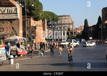 Rom, Radfahrer in der Nähe Kolosseum auf der Via dei Fori Imperiali Stockfoto