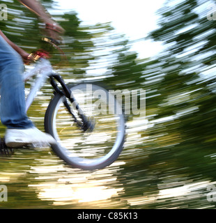Junge in der Luft bmx-Biker (Bewegungsunschärfe wird verwendet, um Bewegung zu vermitteln) Stockfoto