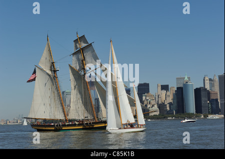 Klassische Yachten im Hafen von New York für die jährliche Classic Regatta segelte auf dem Hudson River mit Manhattan im Hintergrund. Stockfoto