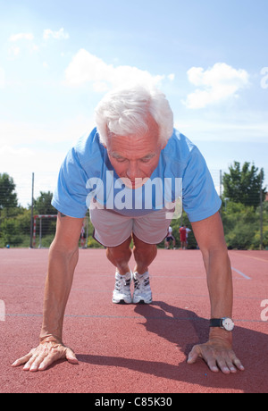 Man Sport im Freien auf dem richtigen Weg Stockfoto