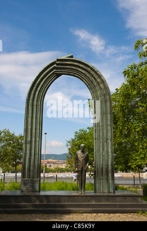 Statue von Karolyi Mihaly der 1. ungarischen Präsidenten vor dem Parlamentsgebäude in Budapest Ungarn Europa gewählt Stockfoto