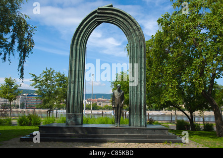 Statue von Karolyi Mihaly der 1. ungarischen Präsidenten vor dem Parlamentsgebäude in Budapest Ungarn Europa gewählt Stockfoto