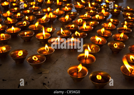 Brennende Kerzen in buddhistischen Tempel. Tsuglagkhang Complex, McLeod Ganj, Himachal Pradesh, Indien Stockfoto