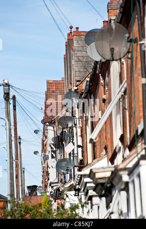 Viele Satellitenschüsseln in einer städtischen Straße Stockfoto