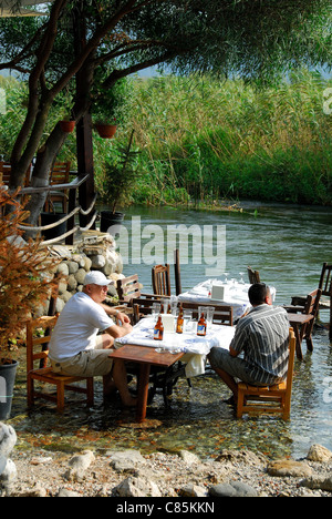 AKYAKA, TÜRKEI. Männer trinken Bier und kühlen ihre Füße im Fluss Azmak. 2011. Stockfoto