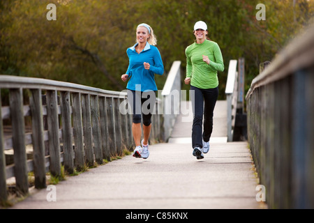 Zwei Frauen joggen durch den Park Stockfoto