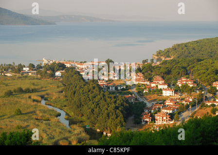 AKYAKA, TÜRKEI. Ein Sonnenaufgang Blick auf das Dorf, Flusses Azmak und Golf von Gökova. 2011. Stockfoto