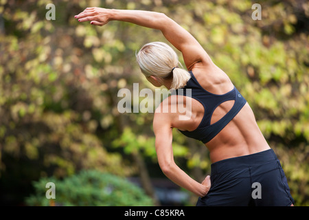 Rückansicht der Frau dehnen nach dem Joggen, Seattle, Washington, USA Stockfoto
