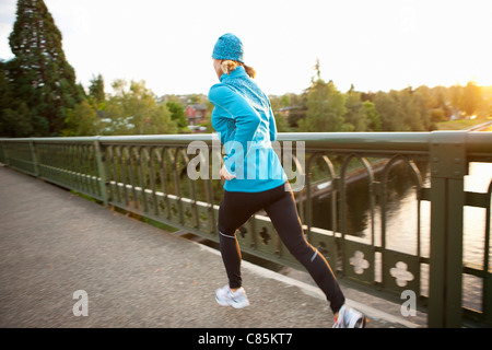 Frau Joggen über Brücke, Seattle, Washington, USA Stockfoto