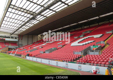 Nahaufnahme des Kop End of Anfield (2011), dem Heimstadion des Premier League Liverpool Football Clubs. August 2011 Stockfoto