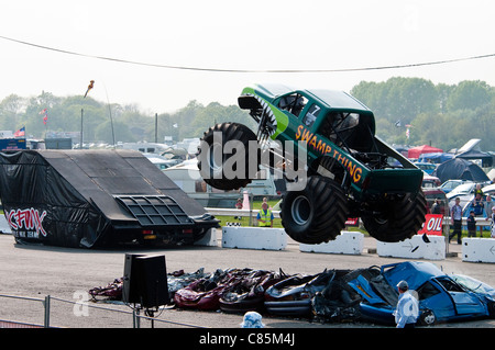 Monster Truck Crushing Autos Stockfoto