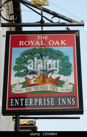 Melden Sie sich für die Royal Oak oder Trundle Öffentlichkeit Baumhaus, East Wittering. Stockfoto
