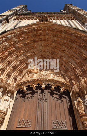 Sculptings über dem Eingangsportal von Batalha Abbey in Batalha, Portugal. Stockfoto