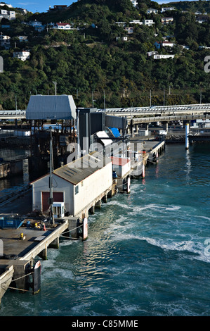 Leaving Port auf einem Schiff aus Wellington Harbour mit Kais und Lagerhäusern Nordinsel Neuseeland NZ Stockfoto