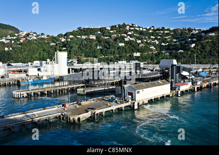 Leaving Port auf einem Schiff aus Wellington Harbour mit Kais und Lagerhäusern Nordinsel Neuseeland NZ Stockfoto