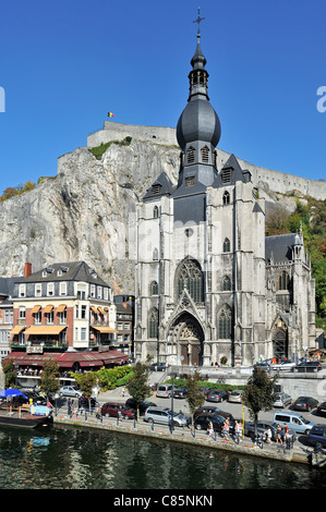 Die Zitadelle und die Stiftskirche Notre-Dame / Collegiate Church of Our Lady entlang der Maas bei Dinant, Belgien Stockfoto