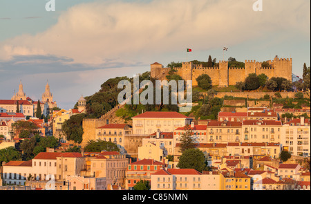 historischen Mittelmeerarchitektur mit mit Burg São Jorge bei Sonnenuntergang in Lisboa, Portugal Stockfoto