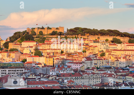 historischen Mittelmeerarchitektur mit mit Burg São Jorge bei Sonnenuntergang in Lisboa, Portugal Stockfoto