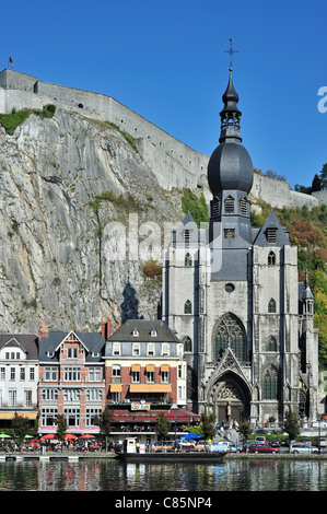 Die Zitadelle und die Stiftskirche Notre-Dame / Collegiate Church of Our Lady entlang der Maas bei Dinant, Belgien Stockfoto