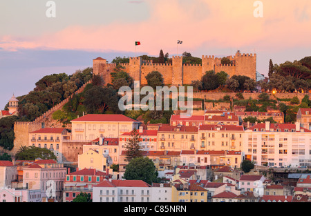 historischen Mittelmeerarchitektur mit mit Burg São Jorge bei Sonnenuntergang in Lisboa, Portugal Stockfoto