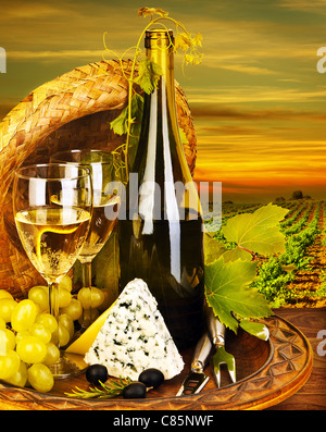 Wein und Käse romantisches Abendessen im Freien, Tisch für zwei Personen mit Weinberg Blick, frischen Trauben und Weinglas im restaurant Stockfoto