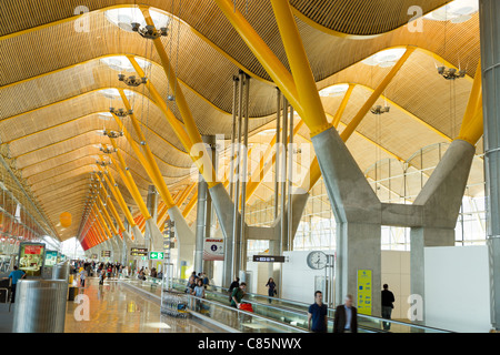 Passagiere Fuß mit an den neuen terminal T4 am Flughafen Barajas 25. April 2011 in Madrid. Dieser Zusatz wurde 2006 eröffnet. Stockfoto