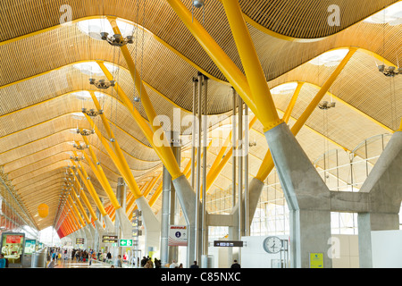 Passagiere Fuß mit an den neuen terminal T4 am Flughafen Barajas 25. April 2011 in Madrid. Stockfoto