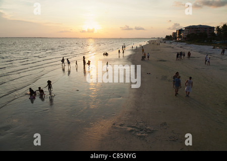Menschen am Strand bei Sonnenuntergang, Fort Myers Beach, Florida, USA Stockfoto