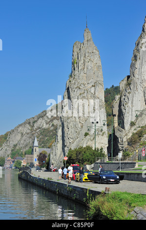 Die Felsformation Rocher Bayard und Sportwagen entlang der Maas bei Dinant, Belgien Stockfoto