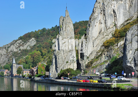 Die Felsformation Rocher Bayard und Sportwagen entlang der Maas bei Dinant, Belgien Stockfoto