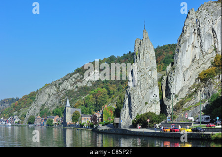 Die Felsformation Rocher Bayard und Sportwagen entlang der Maas bei Dinant, Belgien Stockfoto