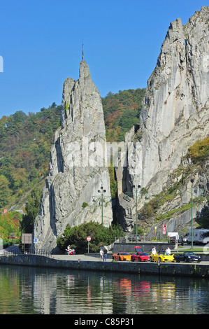 Die Felsformation Rocher Bayard und Sportwagen entlang der Maas bei Dinant, Belgien Stockfoto