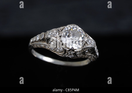 Reinen 1 und ein halbes Karat Diamanten und Weißgold (oder Platin) Verlobungsring, England, UK, Großbritannien, Westeuropa. Stockfoto