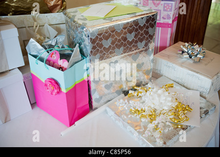 Verpackte Hochzeitsgeschenke sind in einem catering Hall in New York bei einer Trauung gesehen. Stockfoto