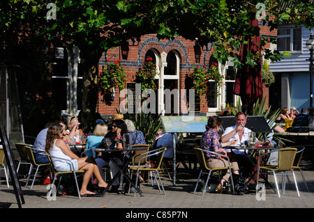 Kunden Essen und trinken vor The Red Lion Pub in Weymouth Dorset England UK Stockfoto