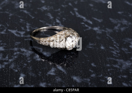 Reinen 1 und ein halbes Karat Diamanten und Weißgold (oder Platin) Verlobungsring, England, UK, Großbritannien, Westeuropa. Stockfoto