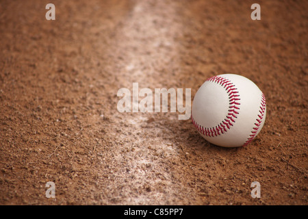 Eine Nahaufnahme eines Baseballs nur im fairen Territorium zu stoppen. Stockfoto