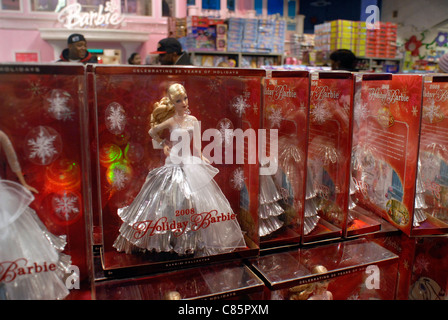 Urlaub-Barbie-Puppen in der Barbie-Abteilung bei einem Toys R Us speichern am Times Square Stockfoto