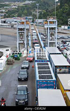 Autos und Lastwagen einsteigen des Interislander Passagiers Fähre Aratere in Picton Hafen Südinsel Neuseeland NZ Stockfoto